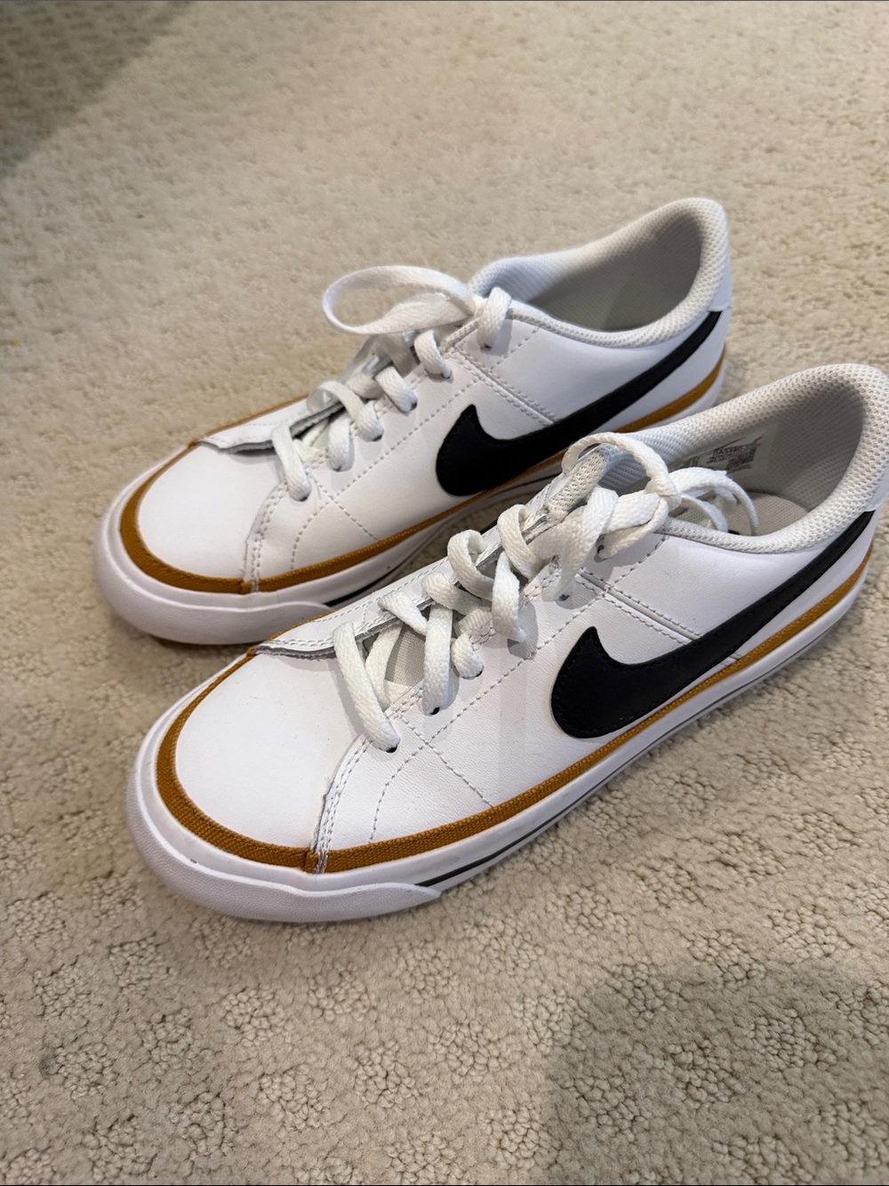 Nike Big Kids White Low-Top Sneakers with Black Swoosh and Brown Trim Sz 4Y